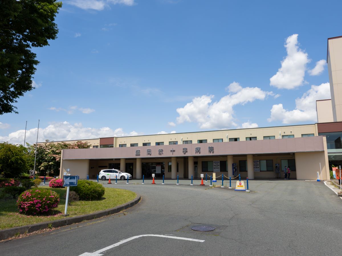 盛岡赤十字病院まで約2.3km（車で約7分）　2020年に創業100年を迎えた総合病院です。万が一の際にも大きな病院が近くにあると安心ですね。