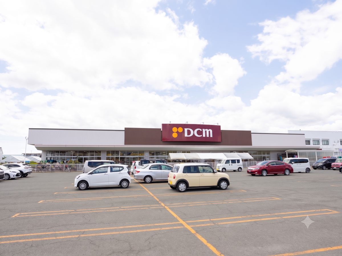 ＤＣＭ都南店まで約1.2km（徒歩15分）　ガーデニング、資材、ペット用品、事務用品まで品揃え豊富。見ているだけで楽しめますね。