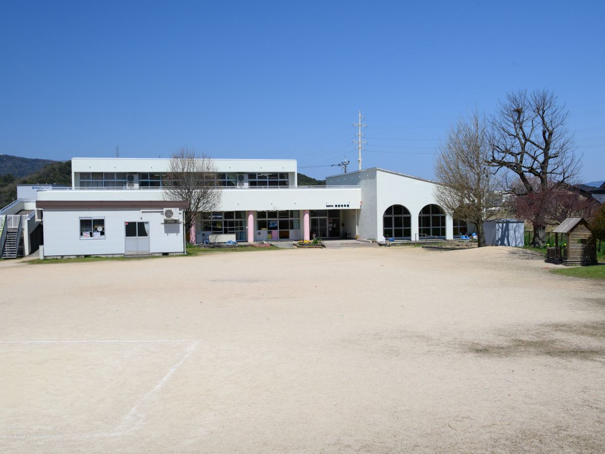 粟野保育園まで約790m（徒歩10分／車で約3分）　周りには田んぼなどがあり自然に恵まれた環境で、春には桜、秋には紅葉が美しく、どんぐりひろいなどもできる環境でのびのびと保育をおこなっている園です。