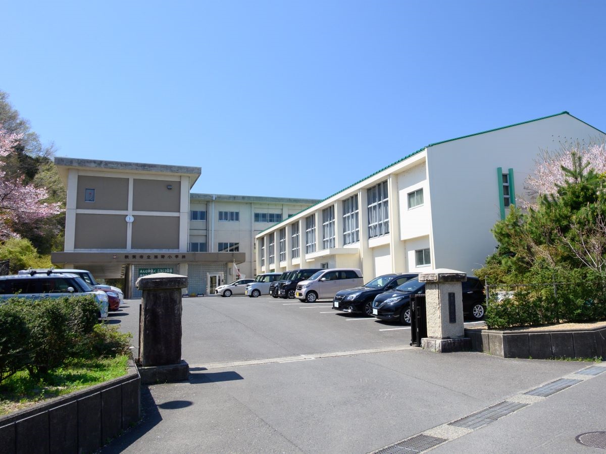 粟野小学校まで約870m（徒歩11分）　通学距離も近く、低学年から高学年のお子様も安心して通学できます。