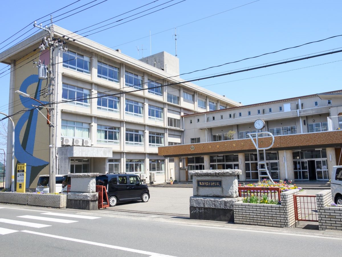 粟野中学校まで約500m（徒歩7分）　運動や勉強をがんばったり、大人になる第一歩を学ぶ場所です。帰りが遅くなっても通学距離が短いので安心ですね！