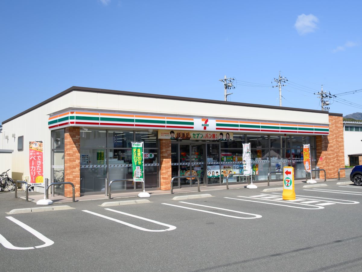 セブン-イレブン 敦賀莇生野店まで約580m（徒歩8分）　お惣菜や冷凍食品急も販売していて、夜ごはんに少し足したい際にも便利です！