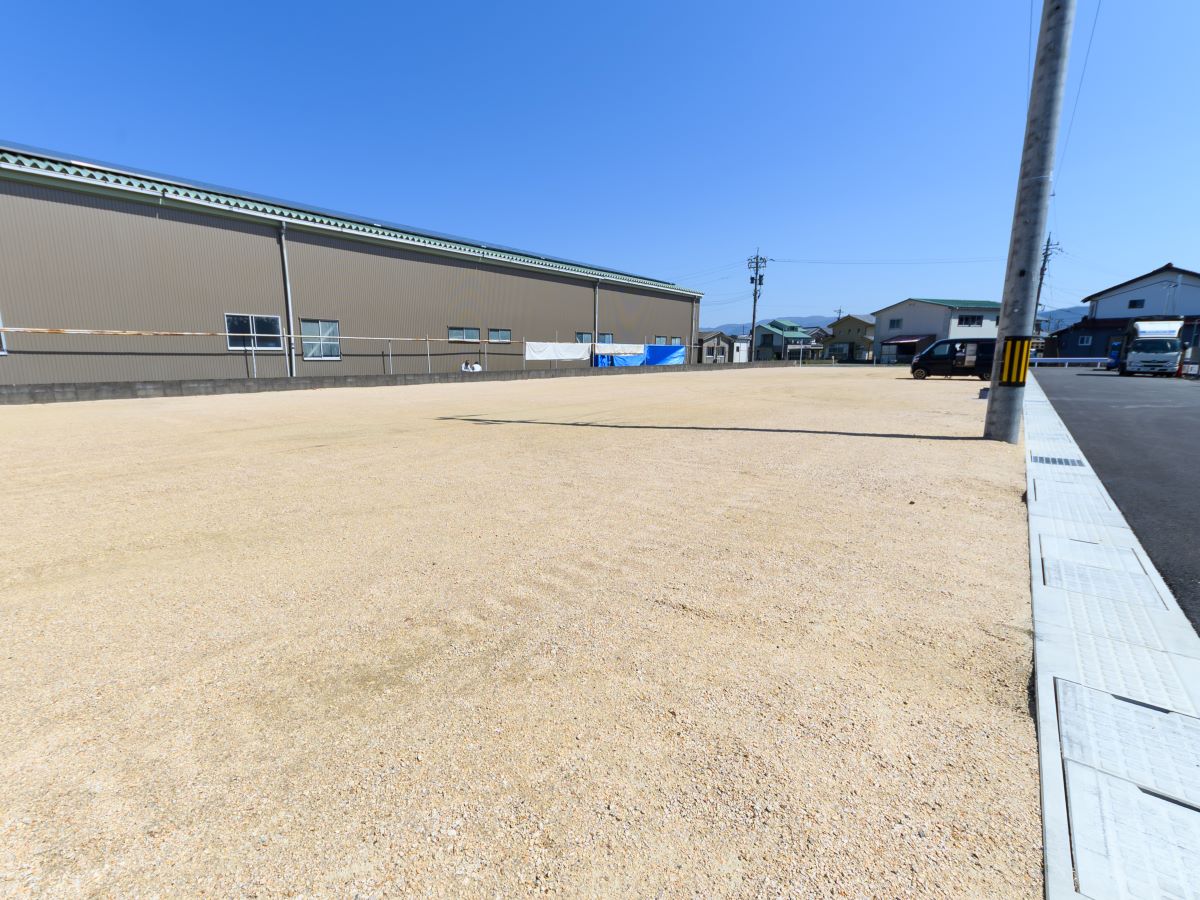 [区画3、4]前面道路が6mあり、駐車の際もゆとりをもってできます。　