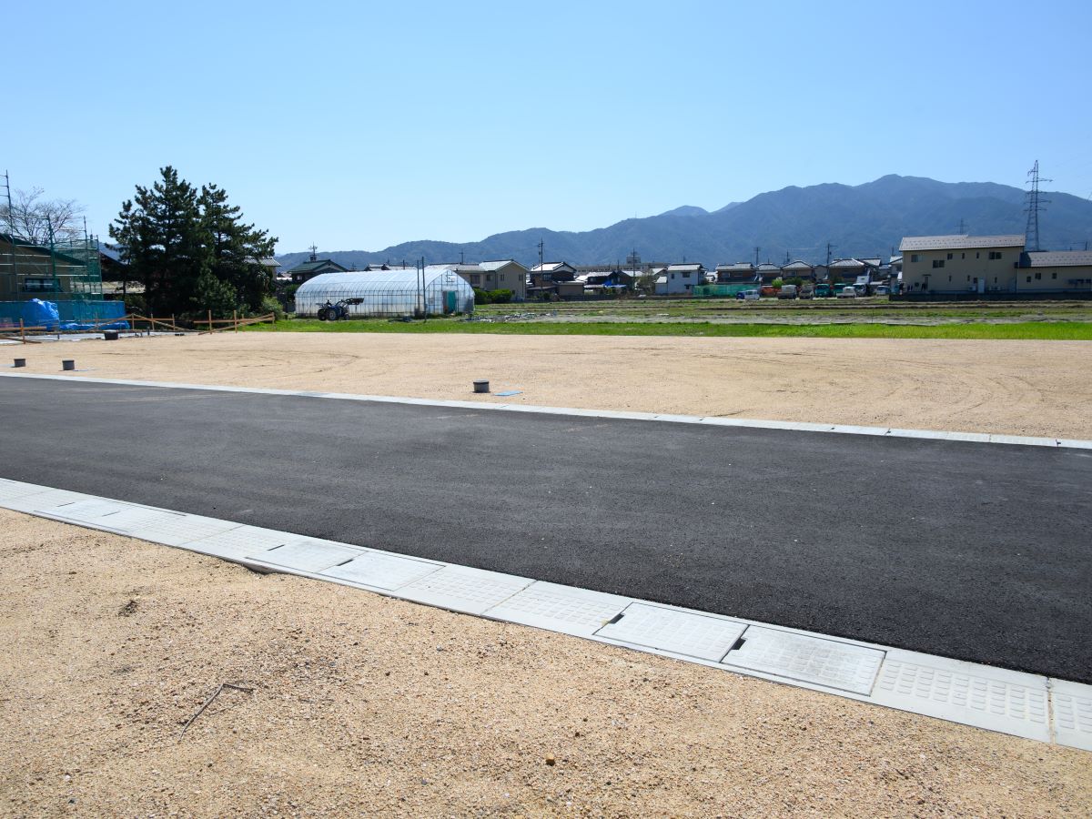 [区画13～15]前面道路は綺麗に整備され、小さいお子様やご高齢の方も安心です。　