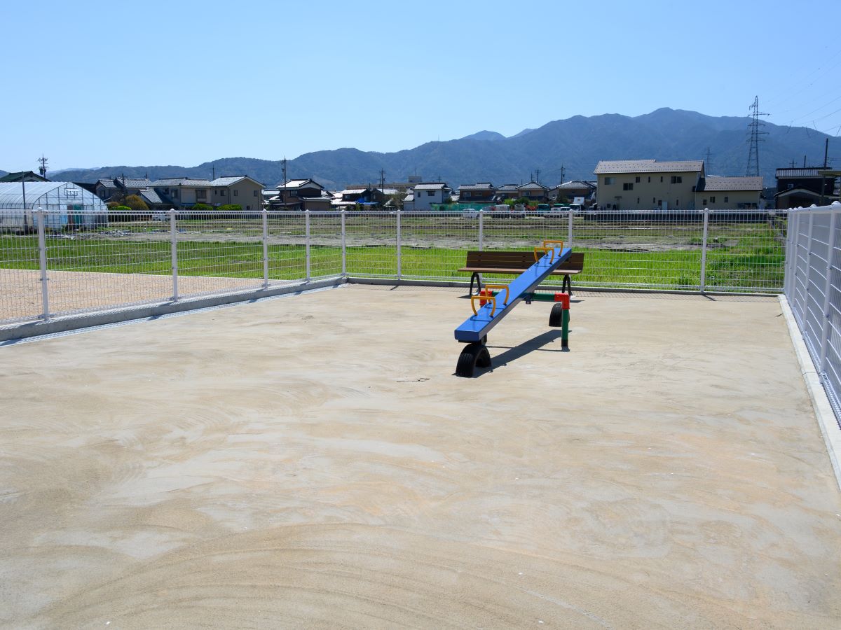 分譲地内の公園です。近隣の子供たちでにぎわいそうですね！　