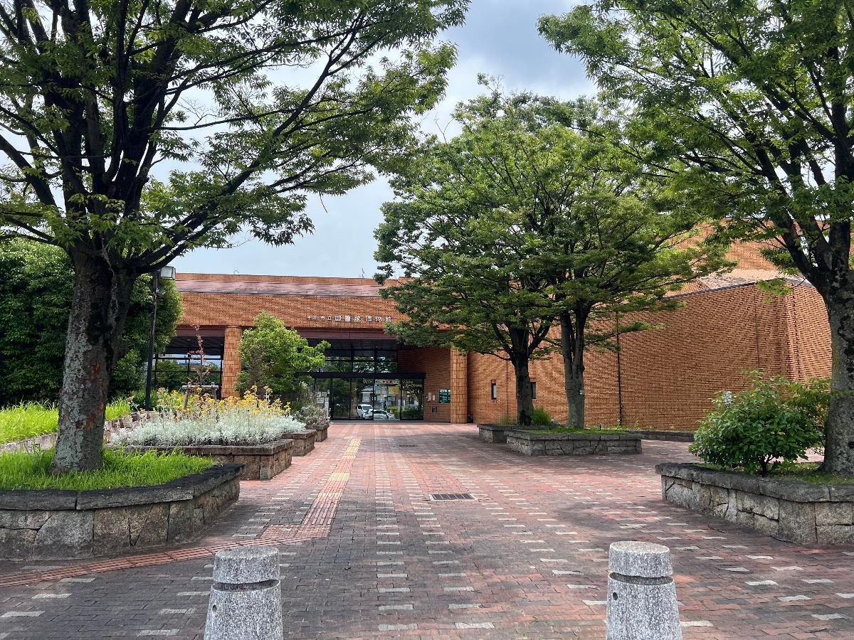 半田市立図書館まで約915m～930m（徒歩12分）　半田市立博物館や日本庭園の小径が併設されています！お散歩しながら立ち寄るのも良いですね！【図書館 開館時間】10:00～19:00　【休館日】月曜日（祝日のときは次の平日）、特別整理期間、年末年始（12/29～1/3）
