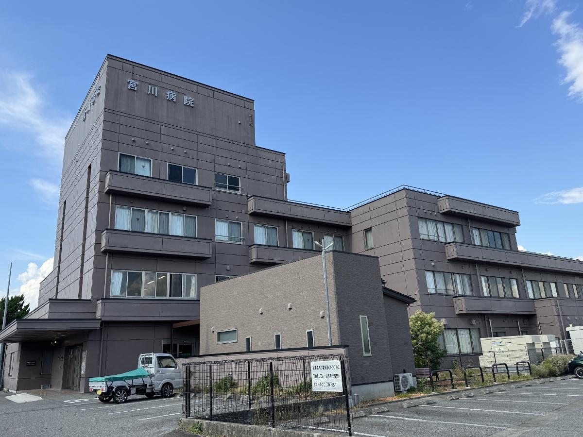 宮川病院 まで約1.1km（徒歩14分／車で約3分）　地域の健康を支える総合病院です。外来診療だけでなく、健康診断や人間ドックなどの予防医療にも注力しています。もしもの時や、ご家族の日々の健康管理などトータル的にサポートしてくれる医療機関です。
