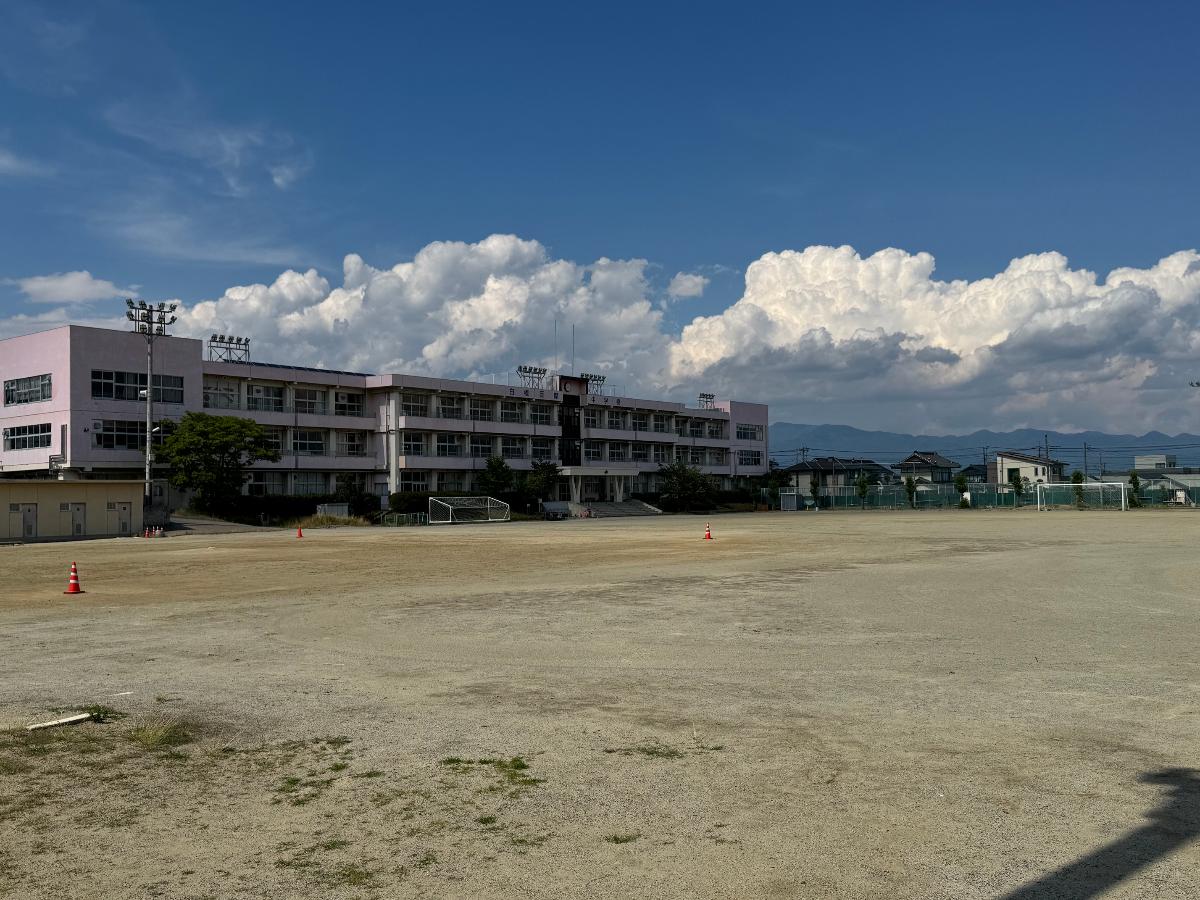白根巨摩中学校 まで約3.5km（徒歩44分／車で約8分）　自然豊かな環境の中、学習や部活動に励み心身ともにたくましく成長できます。
