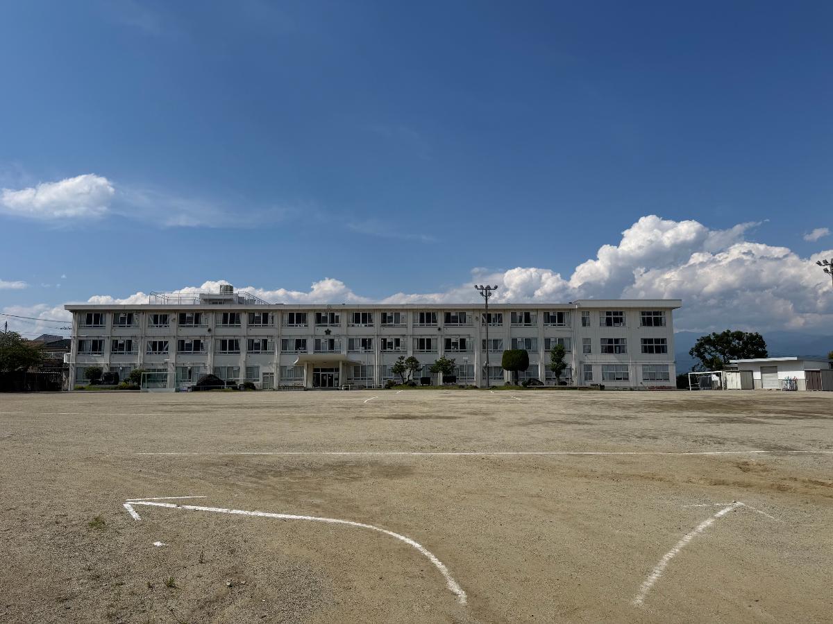 白根東小学校 まで約2.2km（徒歩28分／車で約5分）　学校の周りには、果物畑があり、自然豊かな環境のなかで、地域の方々の温かい目に見守られながら安心した学校生活を送ることができます。 開放感のあるグラウンドで元気いっぱいに活動する子供たちの声が聞こえてきそうですね！
