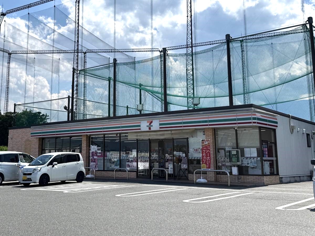 セブン-イレブン 南アルプス徳永店まで約1.4km（徒歩18分／車で約3分）　日々の暮らしに便利なコンビニエンスストアです。2方向の道路に面しているため駐車場へ入りやすく、気軽に立ち寄ることができます。【営業時間】24時間営業