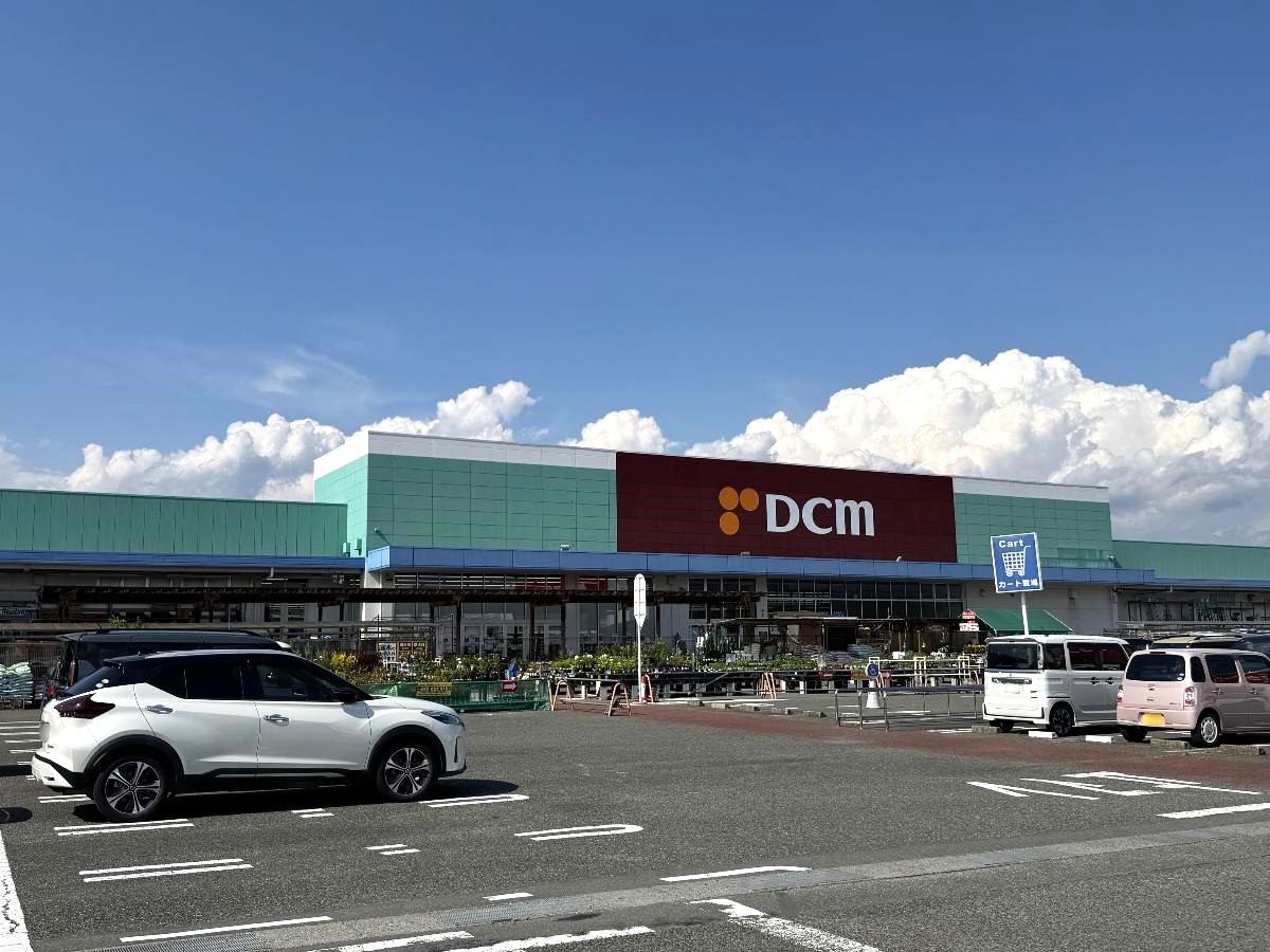 DCM 南アルプス店 まで約3km（車で約6分）　日用品や園芸・DIYなど、暮らしのアイテムが幅広く販売されているホームセンターです。日々の暮らしの「困った」にも対応してくれて、身近にあると心強いお店です。ペットショップもあるので、見ているだけでも癒されますね！【営業時間】9:30～20：00、［ペットショップ］10:00～19:00、［エクステリアセンター］10:30～17:00(火・水曜休み)
