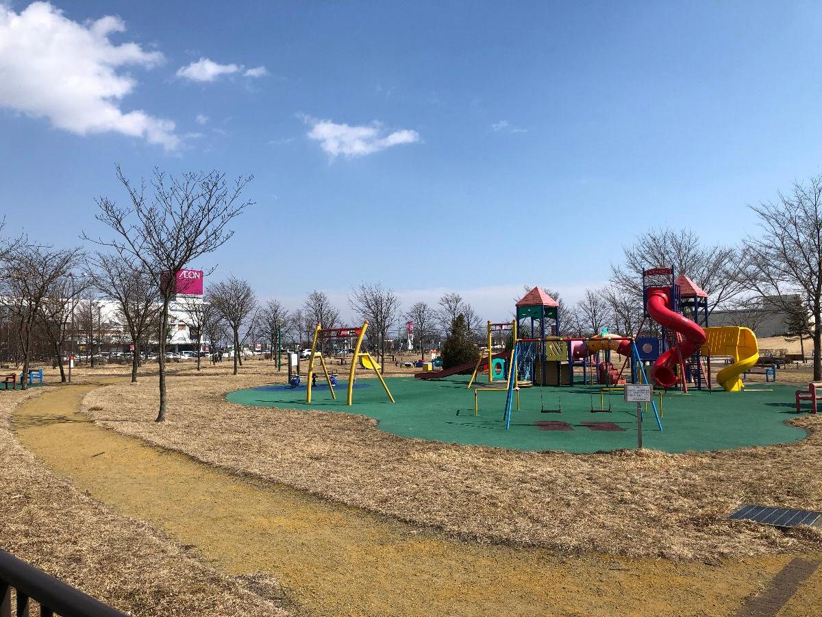 昭和中央公園まで約1.3km（徒歩17分）　多数の遊具が存在し、お子様のいる世帯にオススメです。