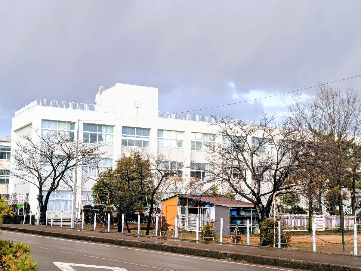 高志小学校まで約600m（徒歩8分）　低学年のお子様でも安心して通える距離です！