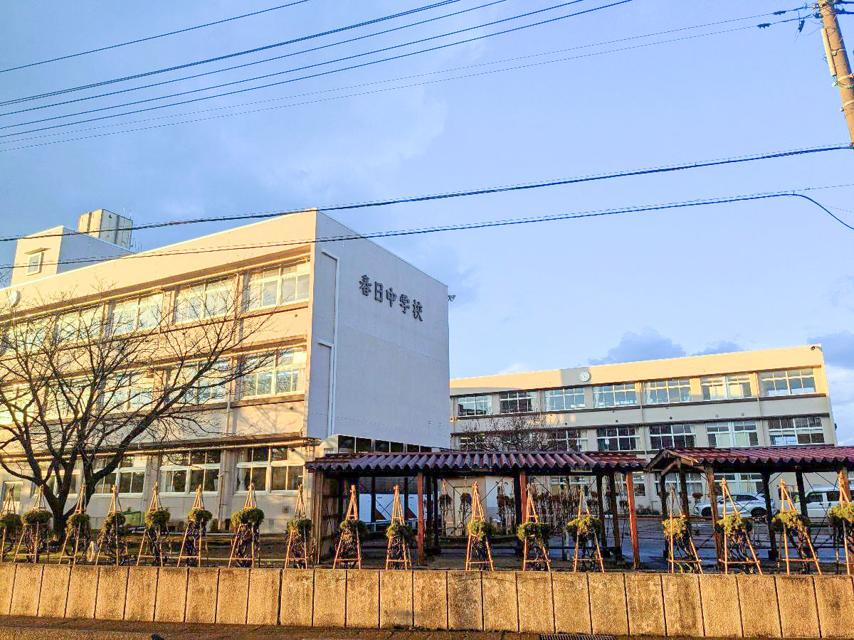 春日中学校まで約700m（徒歩9分）　中学校も徒歩10分圏内なので、部活動で帰りが遅くなっても安心ですね！