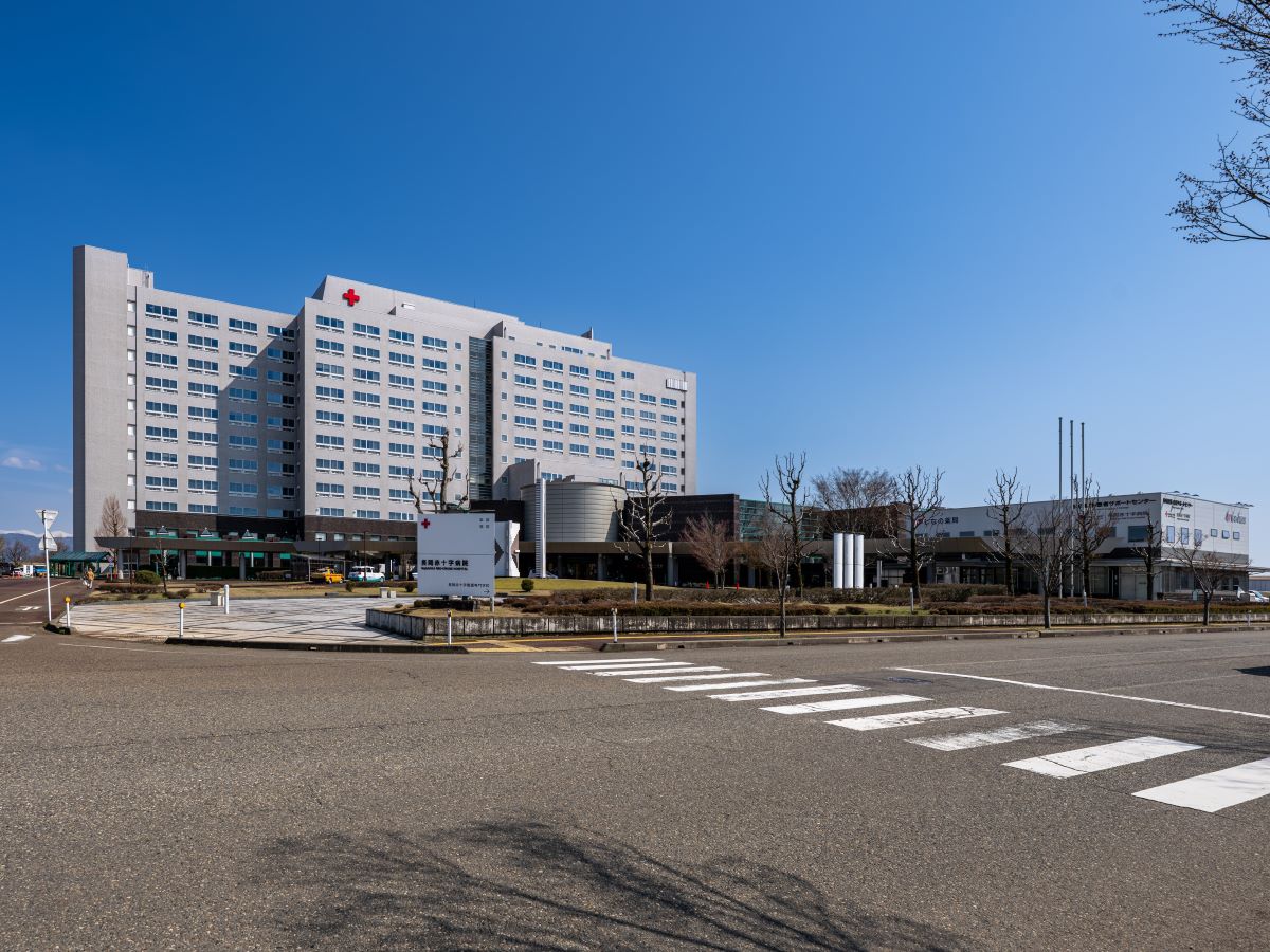 長岡赤十字病院まで約3.7km（車で約10分）　内科・整形外科・小児科をはじめ、幅広い診療科に対応した総合病院です。万が一の際にも、近くにあることで安心感があります。