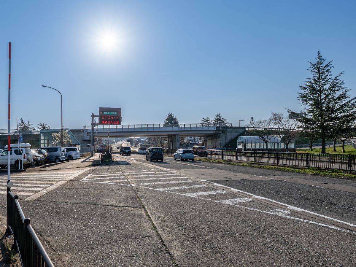 長岡インターチェンジまで約2.4km（車で約5分）　通勤や出張はもちろん、お休みの日の家族旅行やレジャーに高速道路が近くにあるとスムーズです。