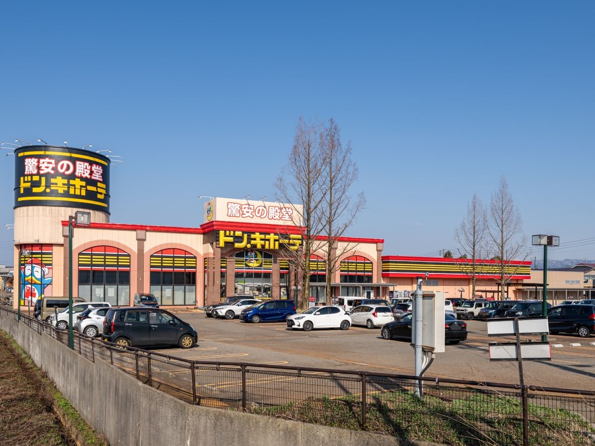 ドン・キホーテ 長岡インター店まで約1km（徒歩13分／車で約3分）　仕事で帰りが遅くなった日も、急に必要なものに気づいた夜も、遅くまで営業しているため便利です。日用品・食料品など様々なものが販売しています。【営業時間】8:00～翌2:00