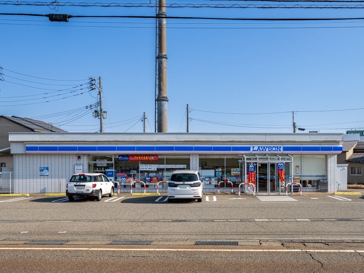 ローソン 長岡宝地町店まで約580m～630m（徒歩8分／車で約2分）　急なお買い物にも便利です。お惣菜などお忙しい中での奥様の時短に一役買ってくれそうです。