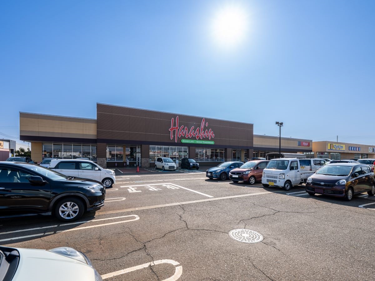 原信 七日町店まで約1.4km（車で約4分）　仕事帰りのサクッとお買い物も、休日にご家族で食卓を囲むごちそうの準備もこちらのお店にお立ち寄りください！地域の方に愛されているスーパーです。