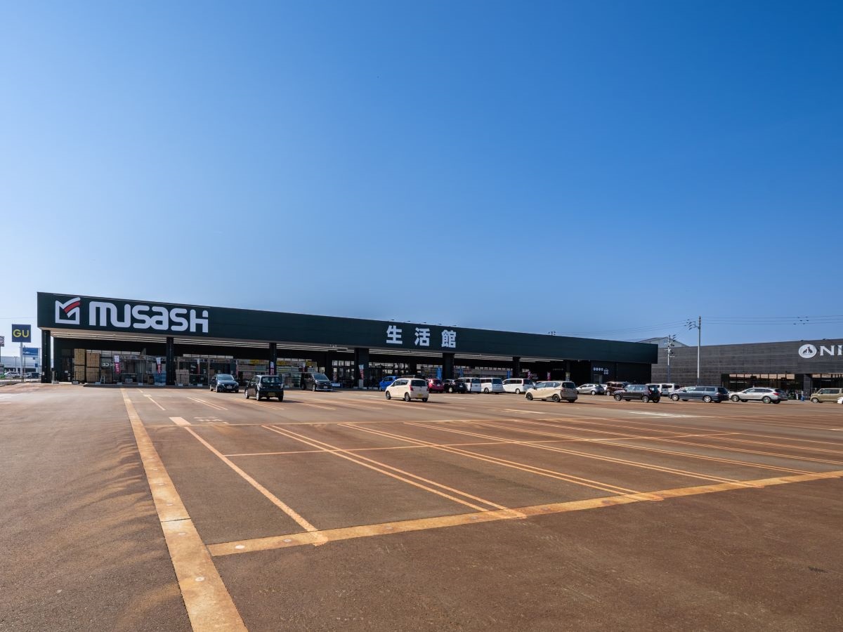 スーパーセンター ムサシ 長岡店まで約930m～990m（徒歩12分～13分）　様々な商品を取り扱うホームセンターです。ペット関係やお花、DIY関係も充実しており、見ているだけで楽しいお店です。