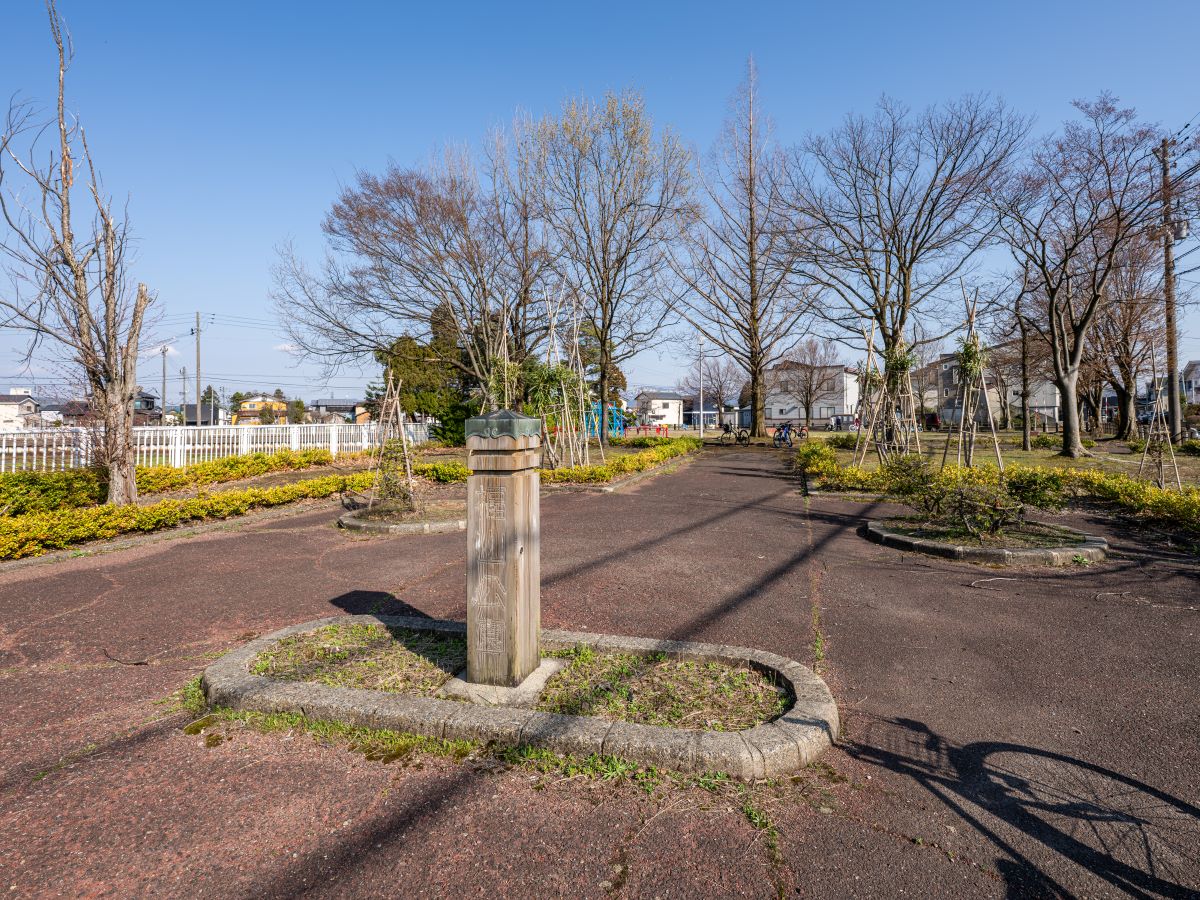 福山公園まで約830m～890m（徒歩11分～12分）　小さなお子様や元気に走り回る小学、大人の方のお散歩など幅広い年齢層がのびのびと遊べる公園です。