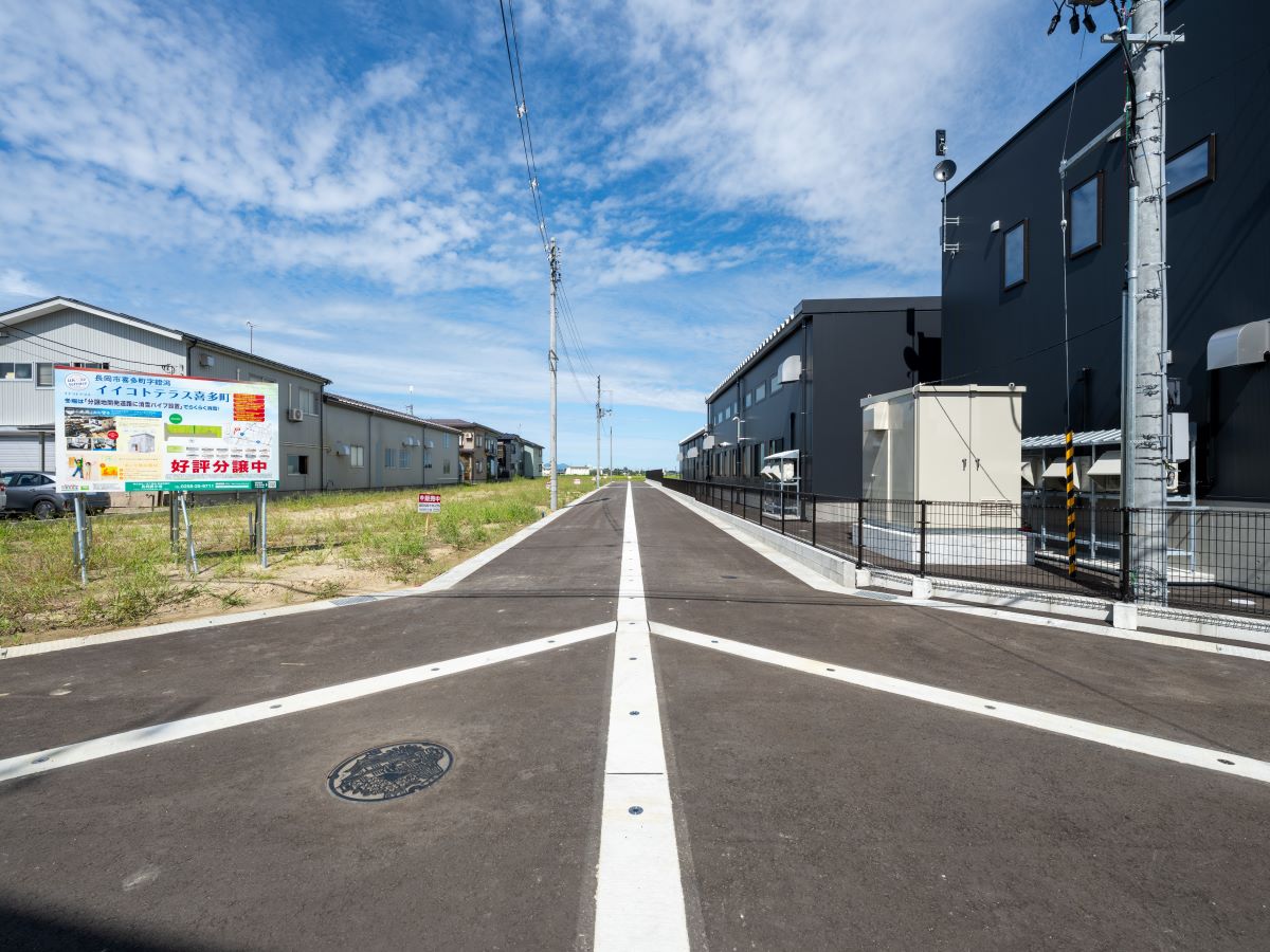 前面道路は約6m！日々の車の出し入れも安心してできますね。　