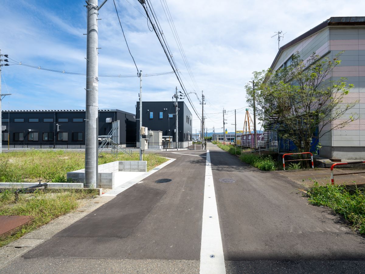 分譲地南側道路。綺麗に整備されているので、お散歩に出かける際も安全です！　