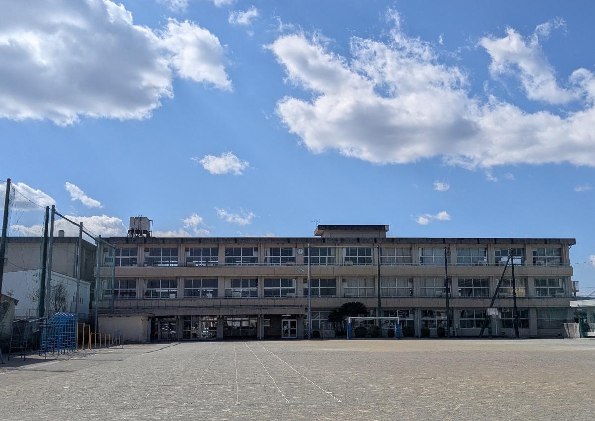 修道小学校まで約1.3km（徒歩17分）　主体的に学び、自分だけでなく友達も大切にし、心身ともに健康的な子どもの育成を目指して、安心かつ安全な教育に努めている小学校です。