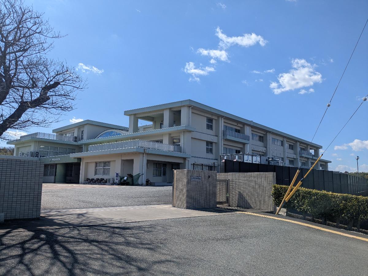 五十鈴中学校まで約1km（徒歩13分）　自然豊かなエリアにあり、落ち着いた教育環境が特徴です。