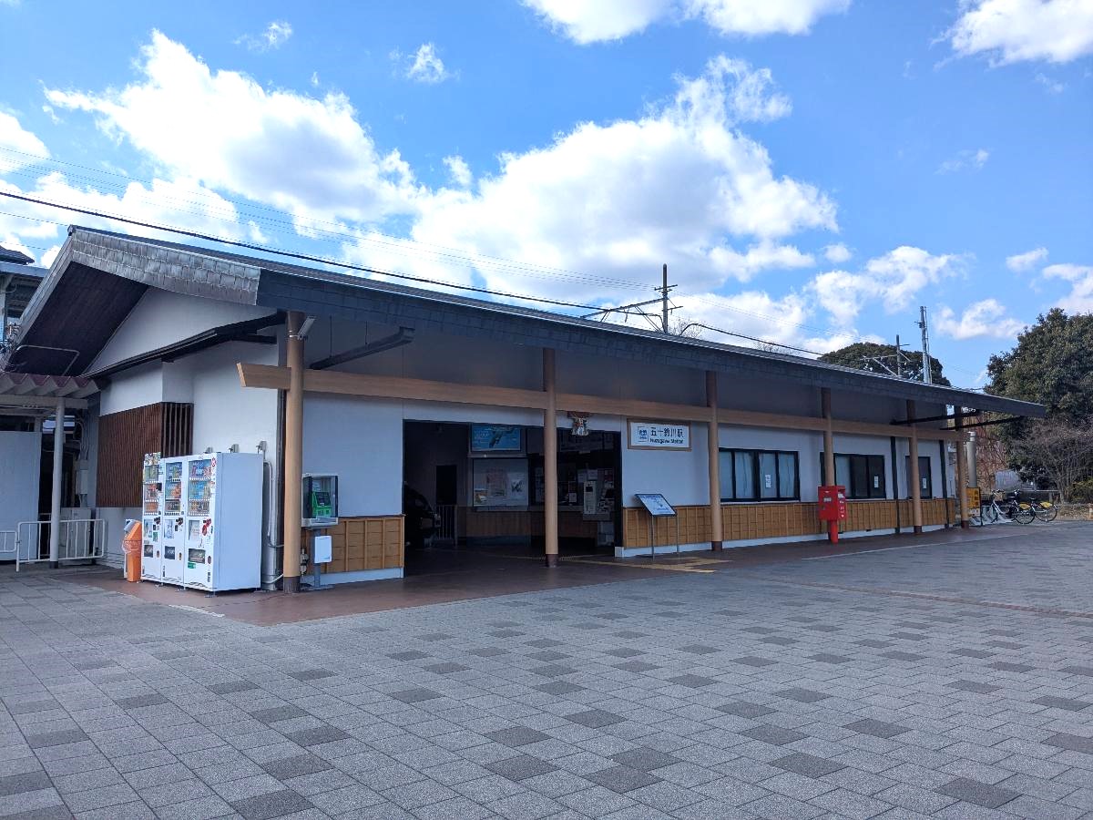 近畿日本鉄道　五十鈴川駅まで約1.7km（徒歩22分／車で約6分）　閑静な住宅街かつ高台で安心して暮らしたいご家族におすすめです。特急の停車駅なので、名古屋方面や大阪方面へのアクセスもしやすいです。