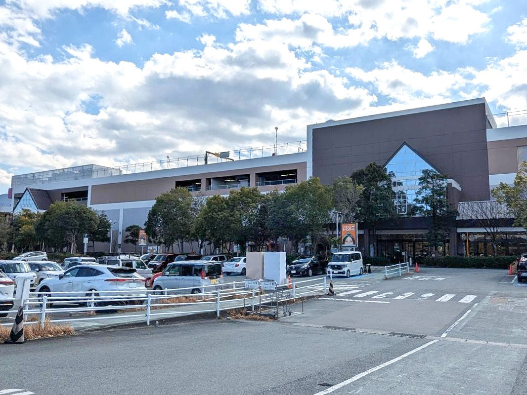 イオン伊勢店まで約1.6km（徒歩20分／車で約6分）　スーパーだけでなく、専門店もあり、普段の買い物はここで完結できます。休日にゆっくり過ごしたり、お子様とのお出かけにもおすすめです！