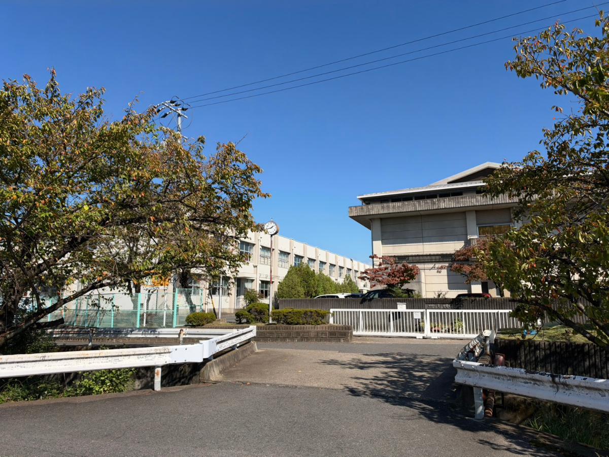 青山中学校まで約1.2km（徒歩15分）　教育目標を「生活を見つめ自ら創り出す―幸せな人生とよりよい社会―」とし、「自立・協働・貢献」を重点においているESD推進校の中学校です。「P-agora」という探究的な学びの場を設けたり、「特色タイム」などを通して、生徒が自分の好きなことや得意なことを伸ばす取組を行っています。