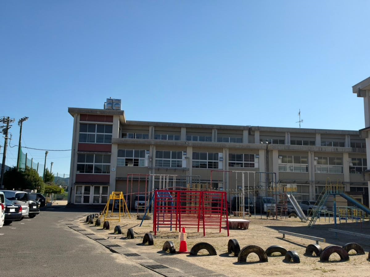 常磐小学校まで約700m（徒歩9分）　低学年のお子様も無理なく通える距離でご家族も安心ですね！相手を思いやり、仲間と協力して活動できるよう、「ふわふわ言葉・行動」の取組を続けている小学校です。