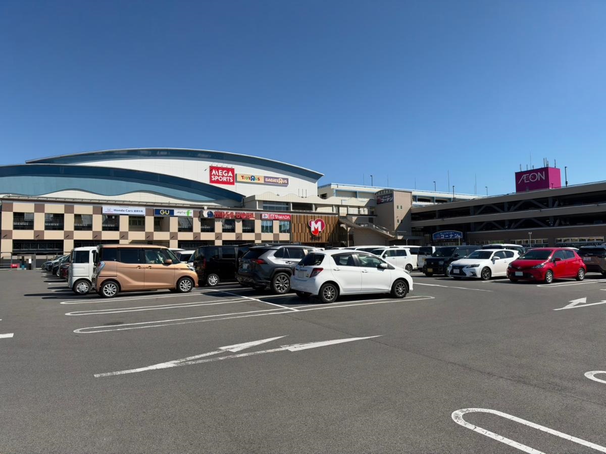 マーサ21まで約3km（車で約8分）　岐阜市にあるショッピングセンターです。食品や日用品のお買い物だけでなく、ファッション、飲食、ボウリングなども楽しめます。様々なイベントも開催されており、家族で楽しめるショッピングセンターです。
