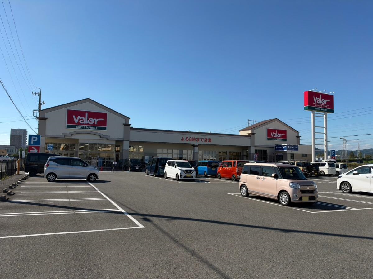 スーパーマーケットバロー 正木店まで約2km（車で約6分）　東側にはホームセンターバロー正木店(分譲地から約1.8km)、南側にはV・drug正木店(分譲地から約2km)があり、様々なお買い物が一度にすむので利便性の良いエリアです。