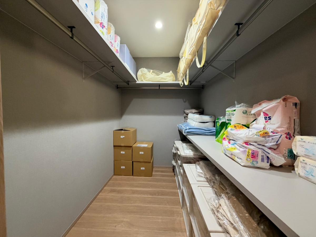 イイコトテラス　岐阜市上土居 モデルハウス 区画番号No.F 使わない季節の洋服はもちろん、洋服だけでなくスーツケースやバッグなどもたっぷり収納できます。