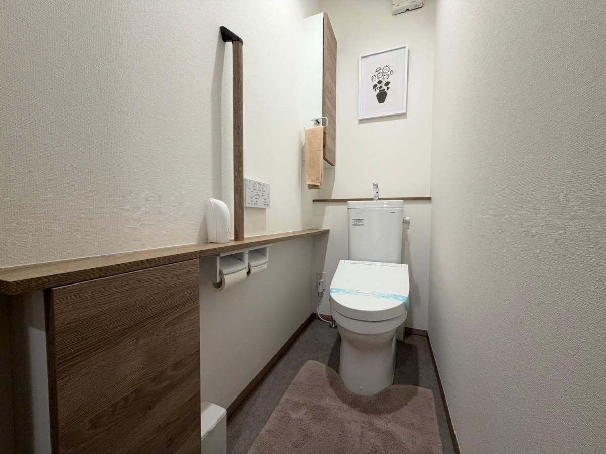 イイコトテラス　岐阜市上土居 モデルハウス 区画番号No.F [２Fトイレ]トイレットペーパーやお掃除用具などが納められる収納を確保。いつもスッキリを保ちます！