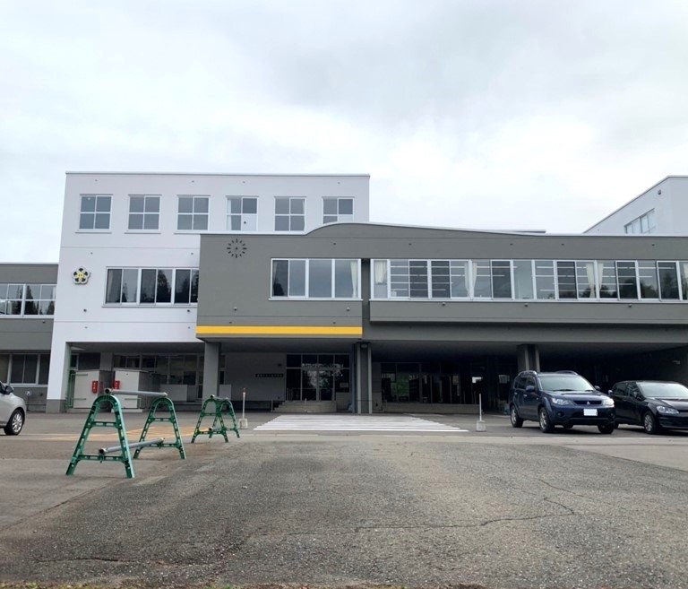 鹿角市立花輪中学校まで約2.1km（徒歩27分）　お子さまの成長が著しいのが中学時代ですね。部活動に励んだり、勉強をがんばったり、大人になる第一歩を学ぶ場所です。