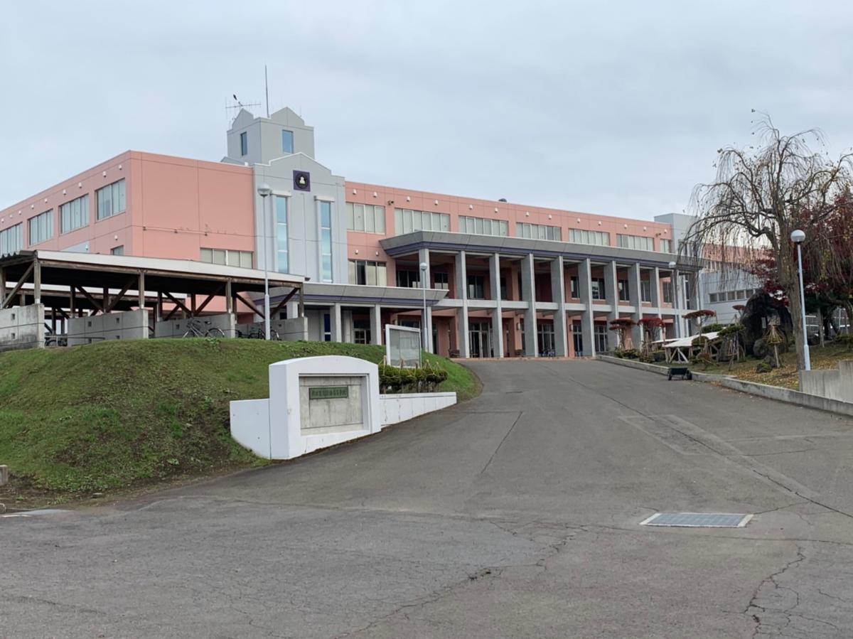 鹿角市花輪 戸建 秋田県立花輪高等学校まで約1.8km（徒歩23分）　学校の校庭が広く、部活動が充実しています。部活動が活発で文武両道を理念にしています。