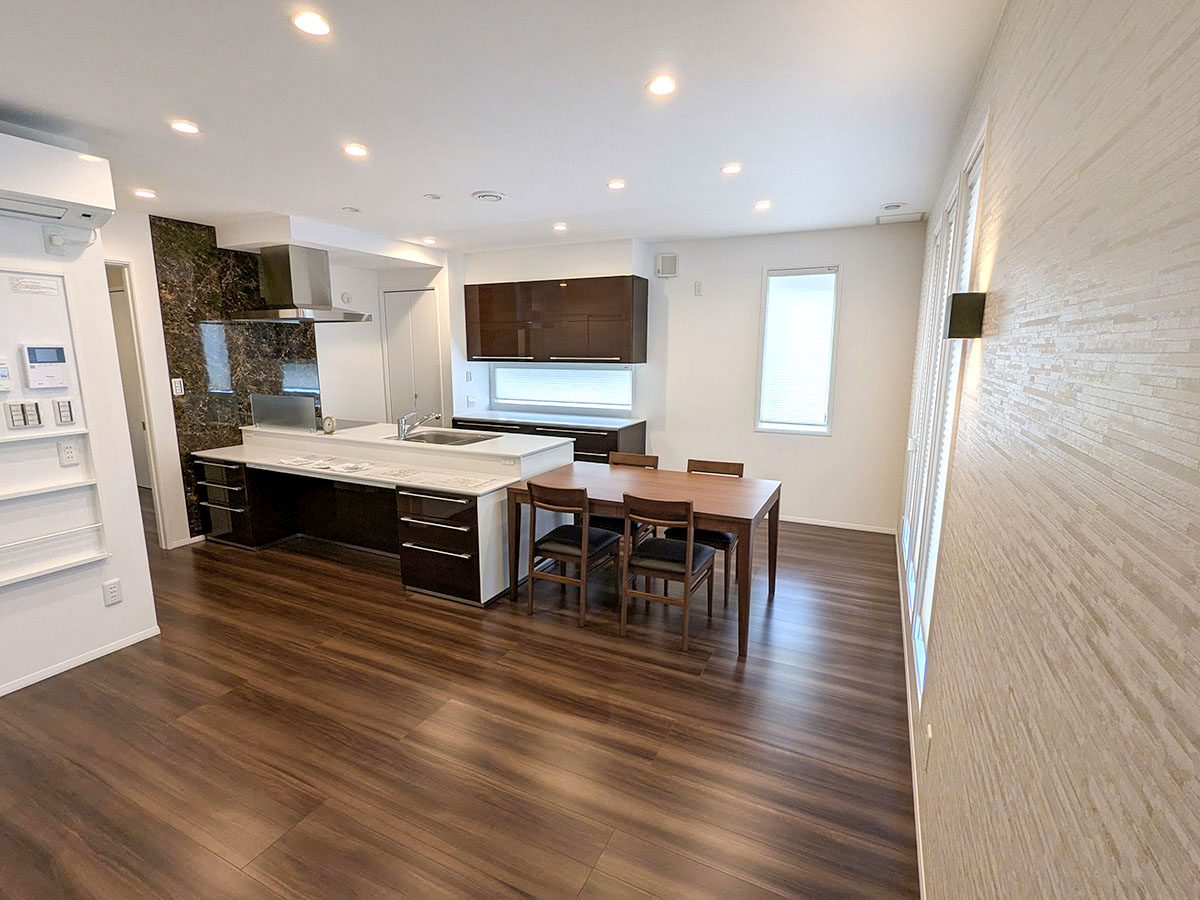 鹿角市花輪 戸建 区画番号No.1 レンジフード横の壁がアクセントとなりお洒落ですね！