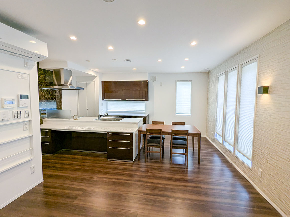 鹿角市花輪 戸建 区画番号No.1 キッチンの正面に位置する家族団らんのリビング。