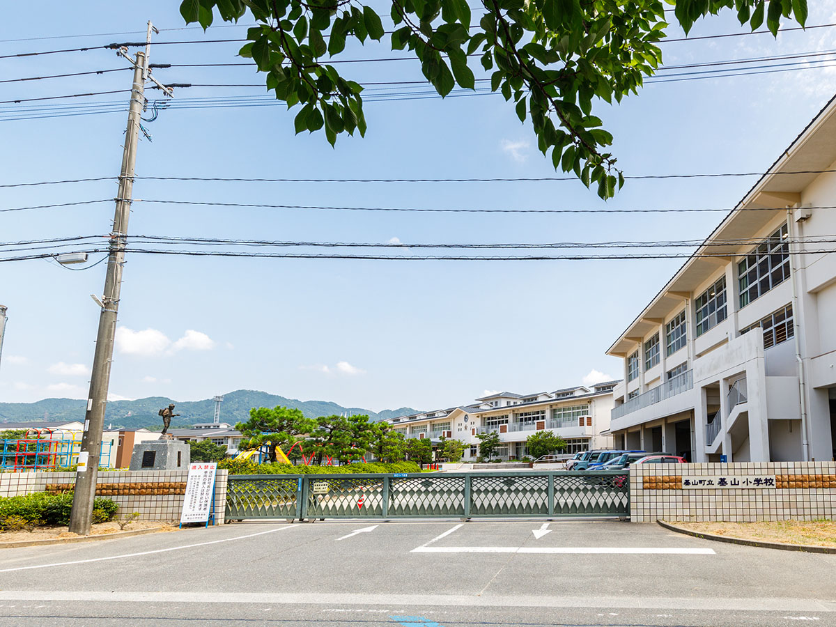 基山町立基山小学校まで約1.1km（徒歩14分）　6年間通う小学校です。お友達とお話ししながら通うのも楽しそうですね！