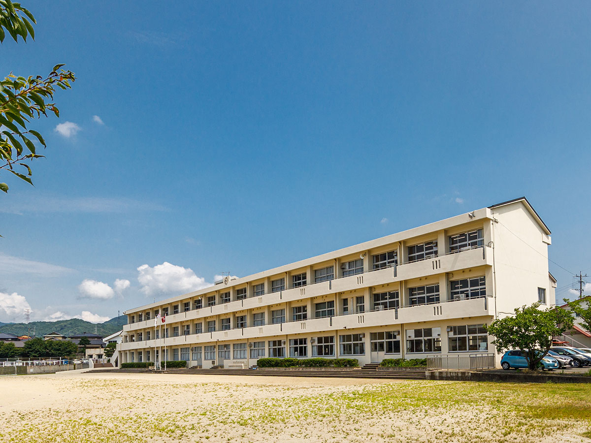 基山町立基山中学校まで約1km（徒歩13分）　勉強や部活動に励み、充実した3年間を過ごせる学校です。