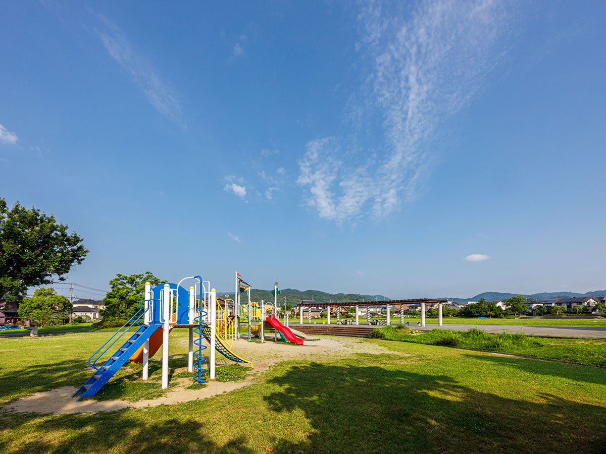 八ツ並公園まで約1km（徒歩13分）　遊具のある公園です！おやつをもって遊びに行くのも良いですね！