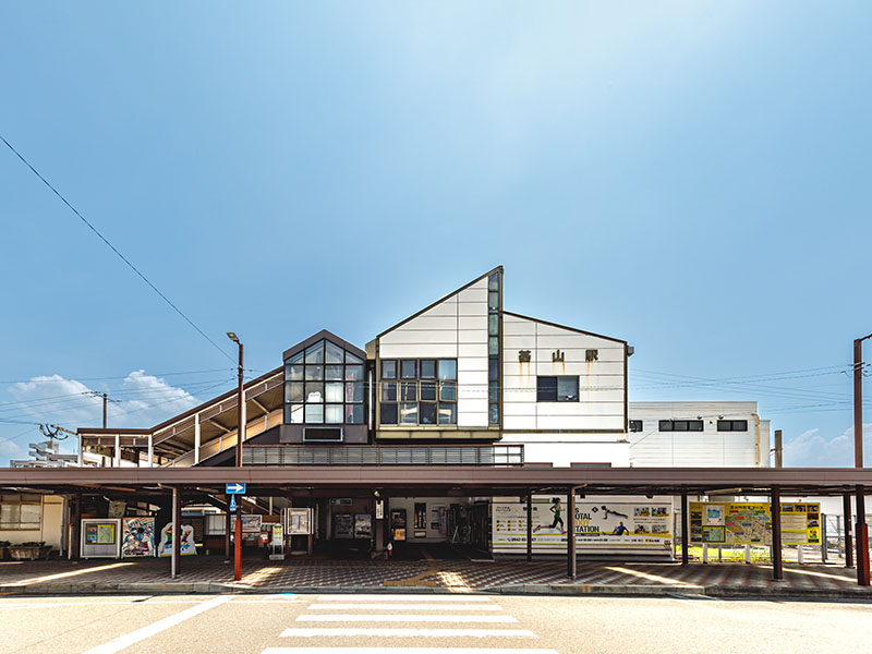 基山駅まで約1.5km（徒歩19分）　九州旅客鉄道の鹿児島本線と、甘木鉄道の甘木線の2路線が利用可能です。
