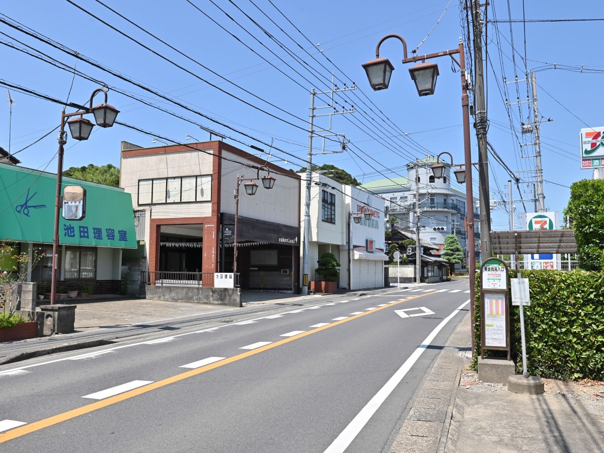 京成バス「東金商高入口」バス停まで約100m～130m（徒歩2分）　最寄りのバス停です。※最新の時刻表は運行会社様のHPなどをご確認ください。