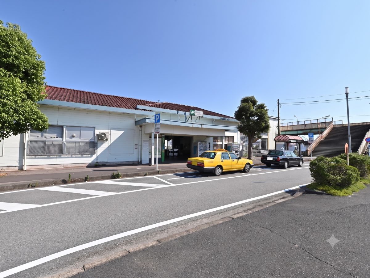JR「東金」駅 まで約1.9km～2km（徒歩24分～25分／車で約6分）　電車はもちろん、東京・千葉方面への高速バスルートも整っています。毎日の通勤・通学から週末のお出かけまで大変便利です。