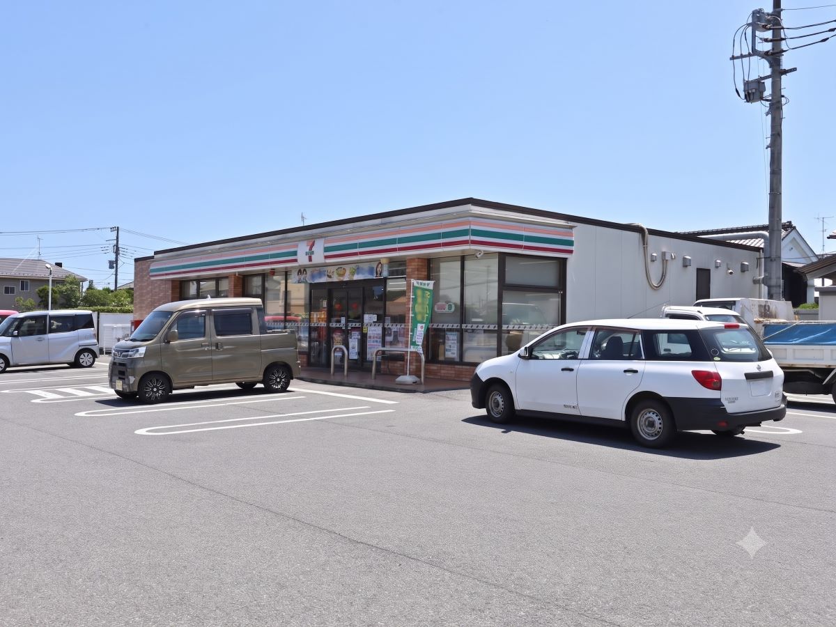 セブン-イレブン 東金千葉学芸高校前店まで約170m～200m（徒歩3分）　急なお買い物に便利です。惣菜・冷凍食品も販売していて家事の時短に一役買ってくれそうです。