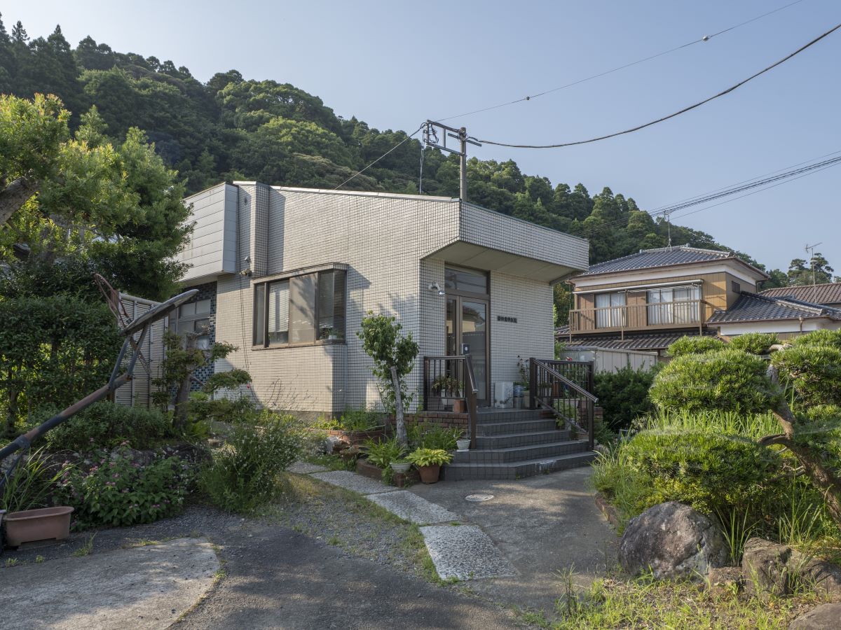 勝田歯科医院まで約530m～560m（徒歩7分）　小児歯科・矯正歯科など、ご家族の歯の治療に対応。土曜日も診療しているため、平日の忙しい方も通いやすい医院です。
