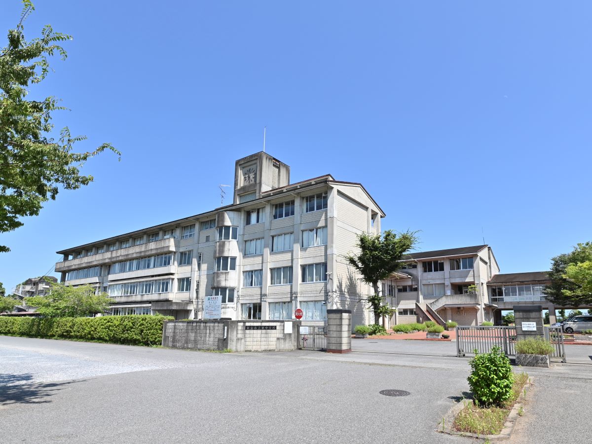 東金市立東中学校まで約1.2km～1.3km（徒歩15分～17分）　お子さまの成長が著しいのが中学時代ですね。大人になる第一歩を学ぶ場所です。